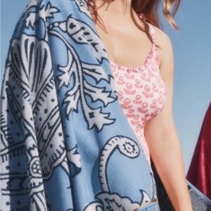 Roller Rabbit SOLD OUT nwt Blue and White Floral Patterned towel